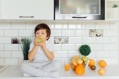 Evdeki mutfakta meyveli çocuk