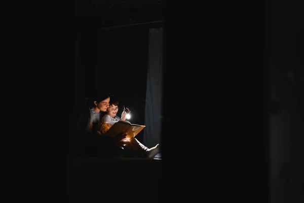 Feliz Familia Madre Hijo Hijo Leyendo Libro Con Una Linterna —  Fotos de Stock