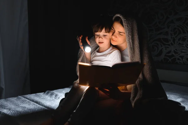 Familia Madre Hijo Pequeño Leyendo Libro Con Una Linterna Debajo — Foto de Stock