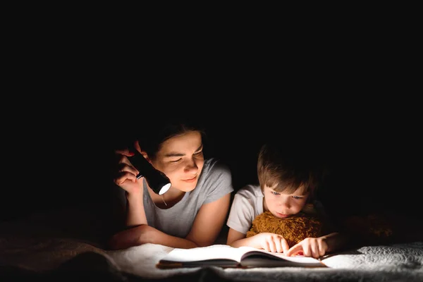 Lycklig Familj Mor Och Barn Son Läser Bok Med Ficklampa — Stockfoto