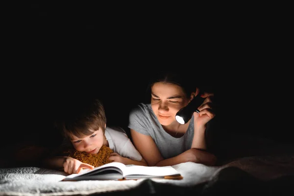 Lycklig Familj Dags För Berättelser Glad Glad Söt Mor Och — Stockfoto