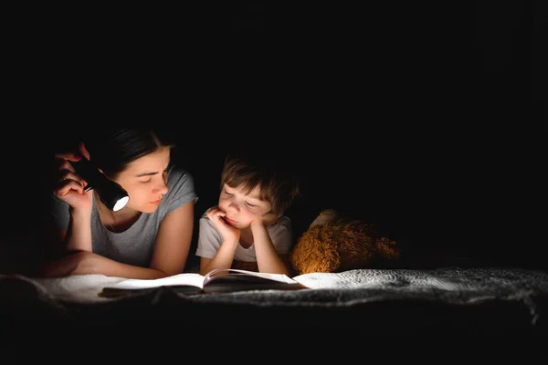 Ευτυχισμένη Οικογένεια Μητέρα Και Παιδί Γιος Διαβάζοντας Ένα Βιβλίο Φακό — Φωτογραφία Αρχείου