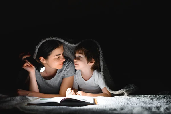 Glückliche Familie Zeit Für Geschichten Entzückt Glücklich Süße Mutter Und — Stockfoto