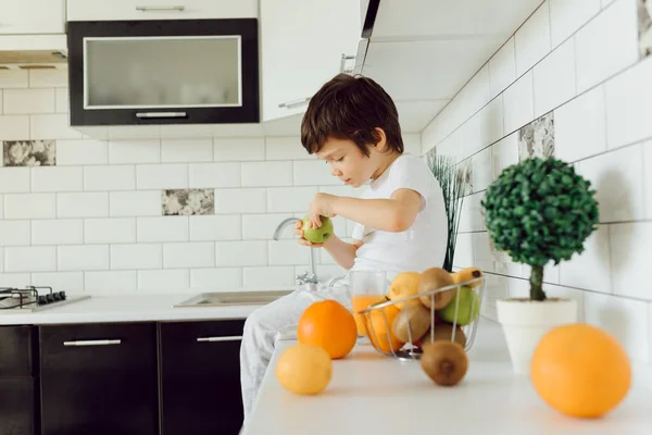 Ragazzo Con Frutta Cucina Casa — Foto Stock