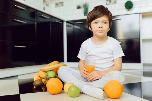 Ragazzo Con Frutta Cucina Casa — Foto Stock