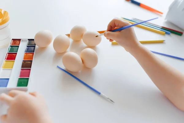 Mãos Bebê Segurando Ovos Páscoa Fundo Branco Criança Pintar Ovos — Fotografia de Stock