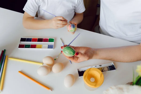 Mãe Criança Pintando Ovos Coloridos Mãe Bebê Com Orelhas Coelho — Fotografia de Stock