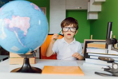 Çocuk sıkılmış, hayal kırıklığına uğramış ve ev ödevlerini yapmaktan bıkmış.