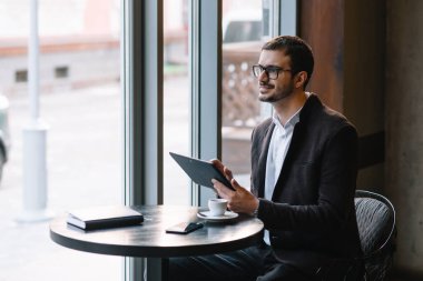 Tabletle kafede oturan bir adam. Günlük Adam Tablet Bilgisayar Kullanıyor Kafe Sörf İnternetinde Oturuyor