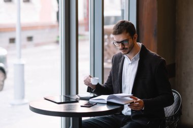 Kafede çalışan genç bir işadamı.