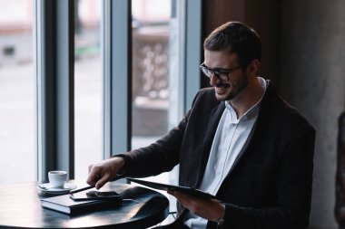 Kafede çalışan genç bir işadamı.