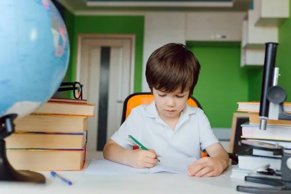 Αγόρι Σπουδάζει Στο Σπίτι Κατά Διάρκεια Της Καραντίνας Covid Αποστάσεως — Φωτογραφία Αρχείου