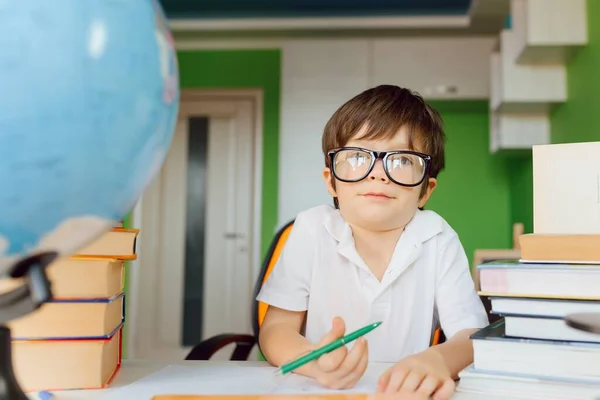 Niño Haciendo Deberes Casa Los Niños Estudian Aprenden Niño Preescolar —  Fotos de Stock