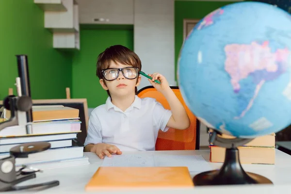 Niño Está Estudiando Casa Durante Cuarentena Covid Aprendizaje Distancia Línea —  Fotos de Stock