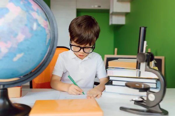 Niño Haciendo Deberes Casa Los Niños Estudian Aprenden Niño Preescolar —  Fotos de Stock