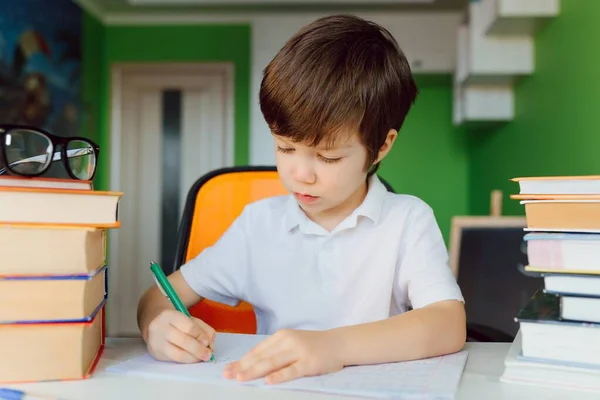 Chlapec Doma Studuje Dělá Domácí Úkoly Vzdálenost Učení Line Vzdělávání — Stock fotografie