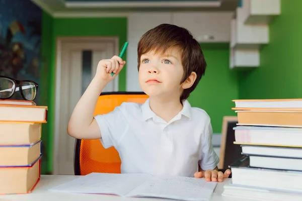 Denkendes Kind Gelangweilt Frustriert Und Satt Seine Hausaufgaben Machen — Stockfoto
