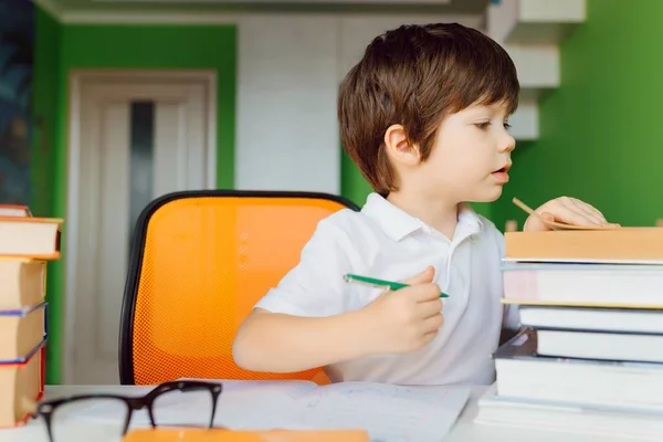 Ragazzo Sta Studiando Casa Durante Quarantena Covid Apprendimento Distanza Online — Foto Stock