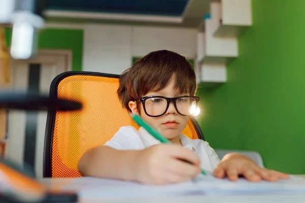 Kid Self Melakukan Pekerjaan Rumah Matematikanya Saat Sekolah Matematika Belajar — Stok Foto