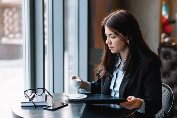 Joven Empresaria Que Utiliza Tableta Cafetería — Foto de Stock