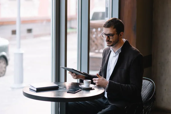 Hombre Sentado Café Con Una Tableta Hombre Casual Usando Tablet — Foto de Stock