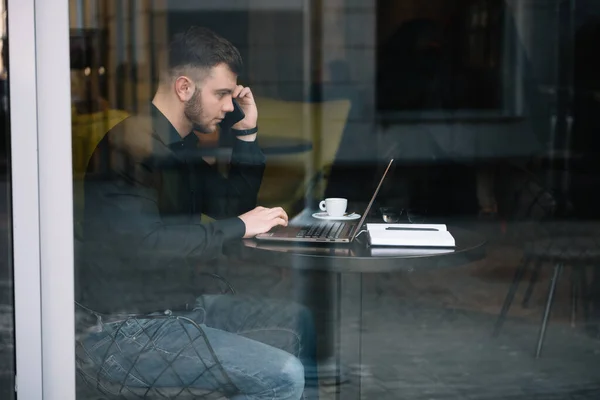 Joven Hombre Negocios Hablando Teléfono Móvil Mientras Trabaja Ordenador Portátil — Foto de Stock
