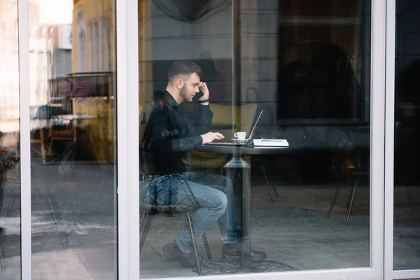 Joven Hombre Negocios Hablando Teléfono Móvil Mientras Trabaja Ordenador Portátil — Foto de Stock
