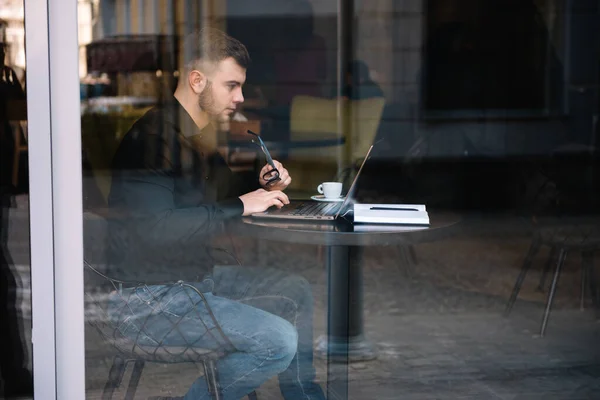 Joven Empresario Exitoso Trabajando Ordenador Portátil Mientras Está Sentado Cafetería — Foto de Stock