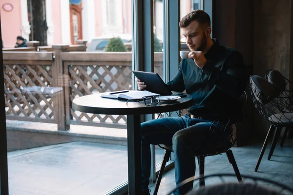 Hombre Negocios Guapo Usando Una Tableta Digital Beber Café Mientras — Foto de Stock