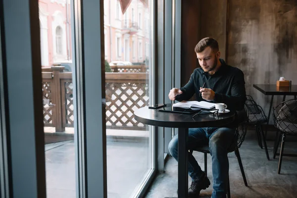 Hombre Negocios Guapo Usando Una Tableta Digital Beber Café Mientras — Foto de Stock