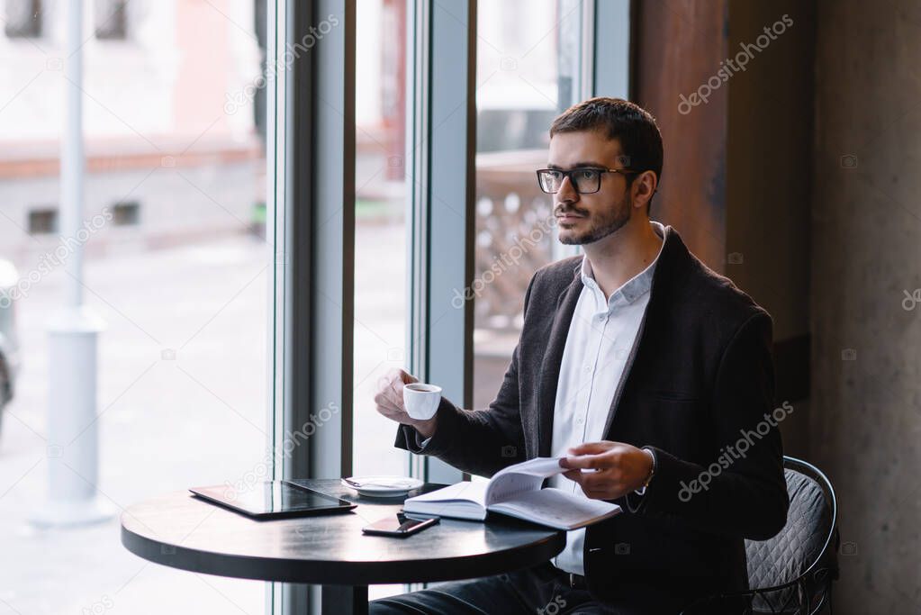 Young businessman working at the cafe