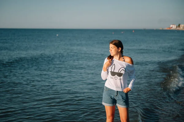 Beautiful Girl Pretty Legs Walking Seashore Summer Hot Day Sea — Stock Photo, Image