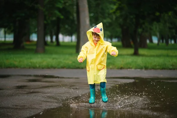 Niño Jugando Parque Verano Lluvioso Niño Con Paraguas Abrigo Impermeable —  Fotos de Stock