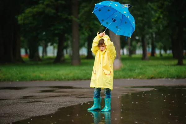 Niño Jugando Parque Verano Lluvioso Niño Con Paraguas Abrigo Impermeable — Foto de Stock