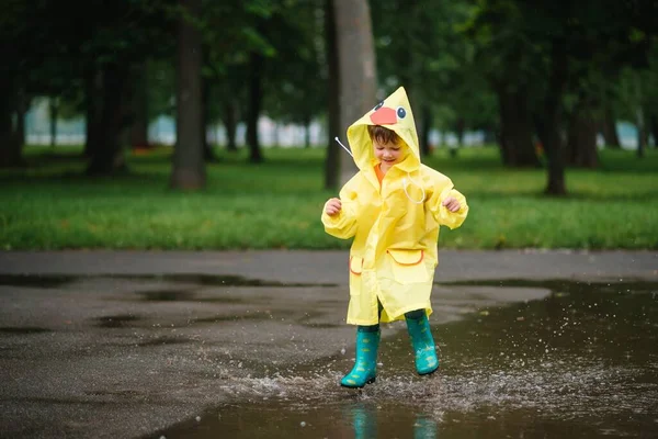 Niño Jugando Parque Verano Lluvioso Niño Con Paraguas Abrigo Impermeable —  Fotos de Stock