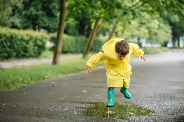 Niño Jugando Parque Verano Lluvioso Niño Con Paraguas Abrigo Impermeable —  Fotos de Stock