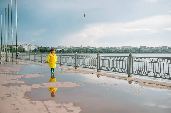 Niño Jugando Parque Verano Lluvioso Niño Con Paraguas Abrigo Impermeable —  Fotos de Stock