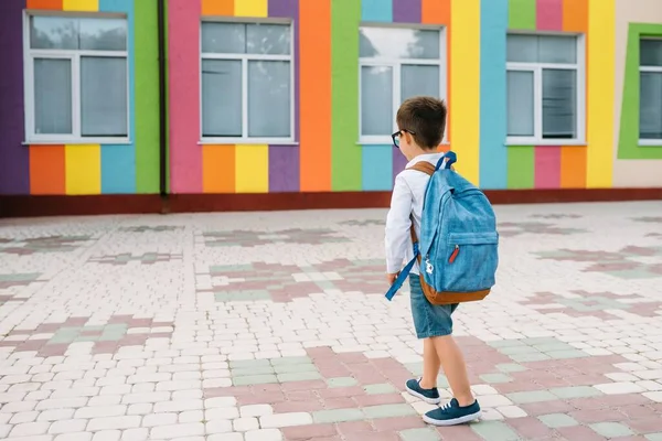 Αγοράκι Επιστρέφει Στο Σχολείο Παιδί Σακίδιο Και Βιβλία Την Πρώτη — Φωτογραφία Αρχείου