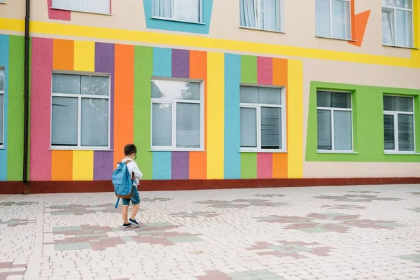 Malý Chlapec Vrací Školy Dítě Batohem Knihami První Školní Den — Stock fotografie