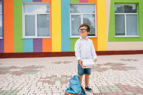 Scolaretto Carino Con Camicie Bianche Occhiali Con Libri Zaino Ritorno — Foto Stock