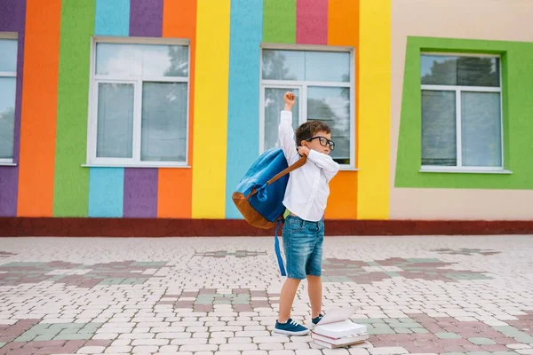 Zpátky Školy Šťastný Usměvavý Chlapec Brýlích Jde Poprvé Školy Dítě — Stock fotografie