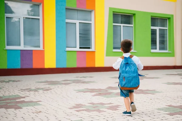 Αγοράκι Επιστρέφει Στο Σχολείο Παιδί Σακίδιο Και Βιβλία Την Πρώτη — Φωτογραφία Αρχείου