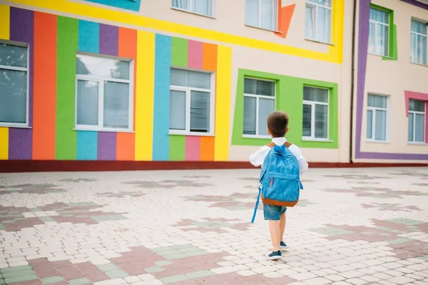 Маленький Хлопчик Повертається Школи Дитина Рюкзаком Книгами Перший Шкільний День — стокове фото