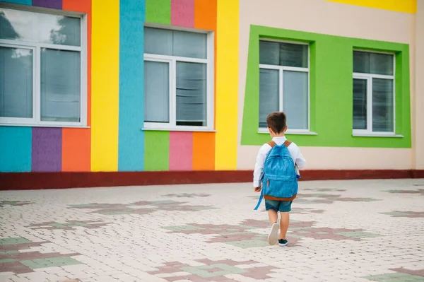 Rapazinho Voltar Para Escola Criança Com Mochila Livros Primeiro Dia — Fotografia de Stock