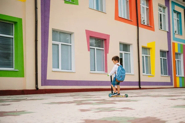 Αγόρι Πάει Σχολείο Σκούτερ Παιδιά Πίσω Στο Σχολείο Scoote Childschool — Φωτογραφία Αρχείου