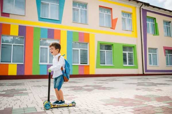 Drengen Går Skole Scooter Børn Tilbage Til Skolen Scoot Childschool - Stock-foto