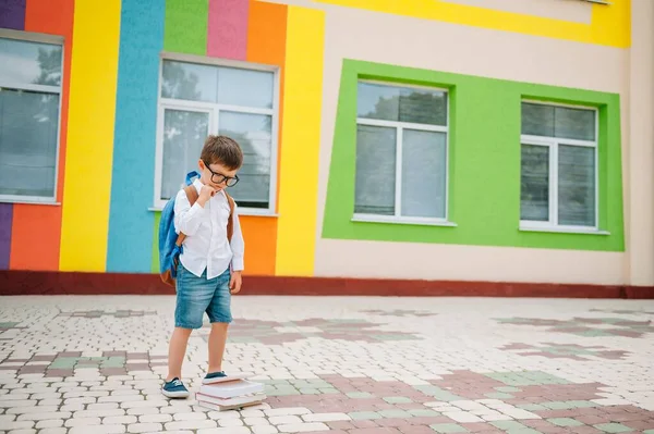 白いシャツを着た可愛い学生と本とバックパック付きの眼鏡 学校に戻る — ストック写真