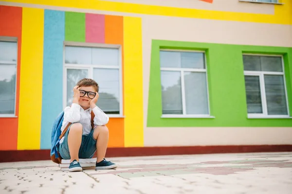 Trauriger Kleiner Junge Außerhalb Der Schule Trauriger Schüler Mit Büchern — Stockfoto