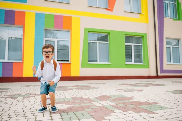 Volta Escola Rapaz Sorridente Feliz Óculos Vai Para Escola Pela — Fotografia de Stock