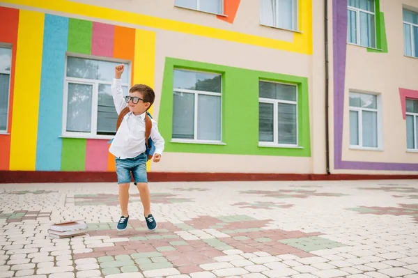 Torniamo Scuola Ragazzo Sorridente Felice Con Gli Occhiali Andrà Scuola — Foto Stock